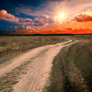 在夕阳下的地面道路