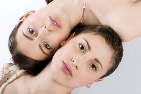 完美肌肤躺在彼此相邻的两个年轻妇女的肖像