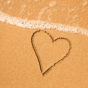 情人节在海滩上海洋之心的形状