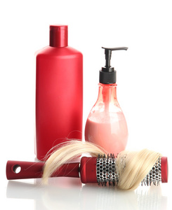 梳子刷子用头发和化妆品瓶，白色上孤立