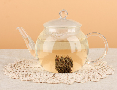 异国情调绿茶与制茶的颜色 background.process 上桌上的玻璃茶壶里的花