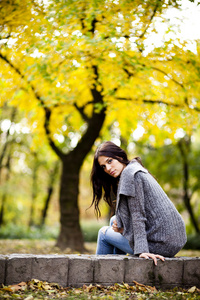 年轻女子在秋天的公园