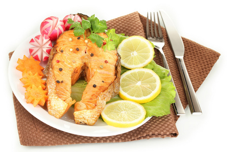 开胃烤三文鱼配柠檬和蔬菜上白色隔离