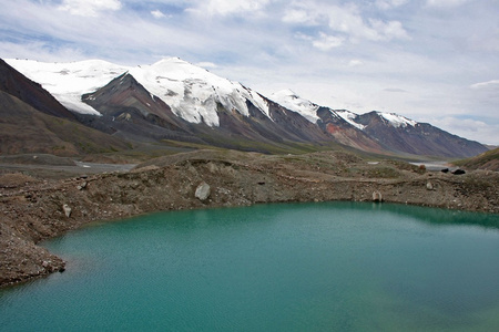 吉尔吉斯斯坦是 ak shyrak 地区，天山山脉，