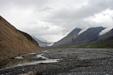 吉尔吉斯斯坦是 ak shyrak 地区，天山山脉，