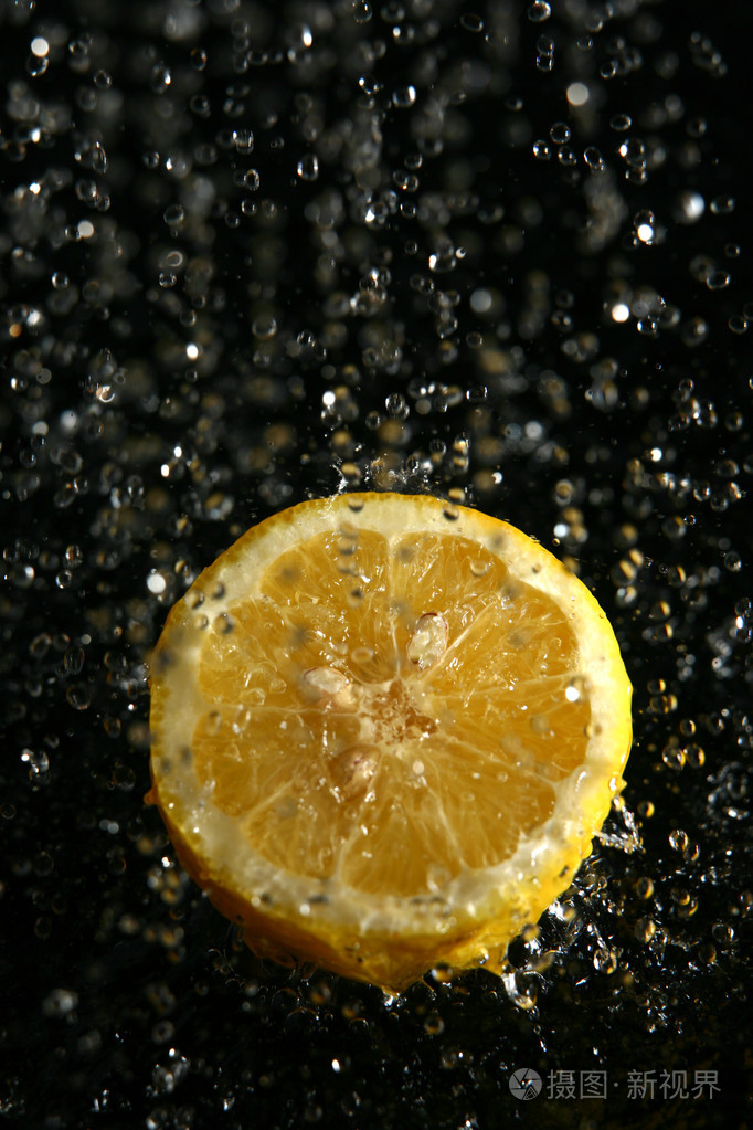 水溅和柠檬