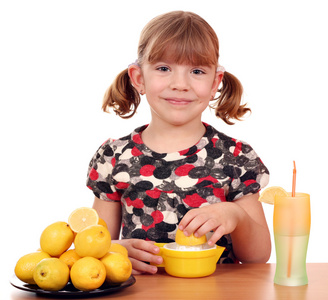 快乐的小女孩做柠檬汁