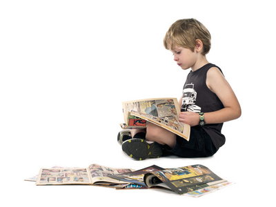 一个男孩读漫画书的侧面图
