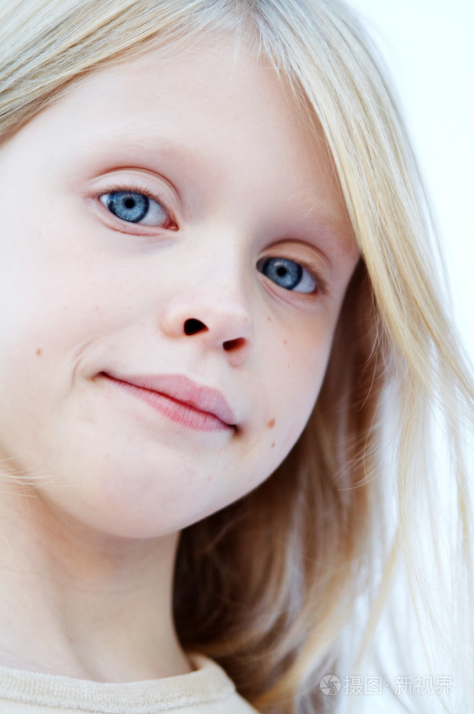 蓝眼睛的女孩