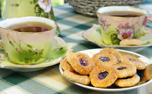 分裂国家的样式与 biscui 古色古香的老茶服务美丽