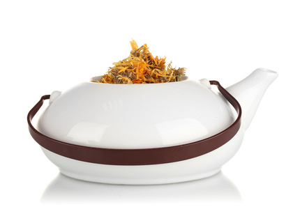 晒干的草药中的茶壶，在白色孤立。凉茶的概念照片
