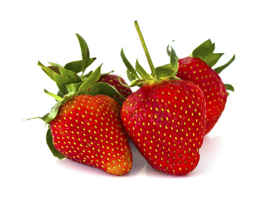 孤立在白色背景上的新鲜草莓