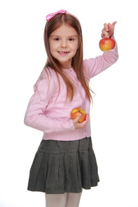 小女孩控股两个苹果
