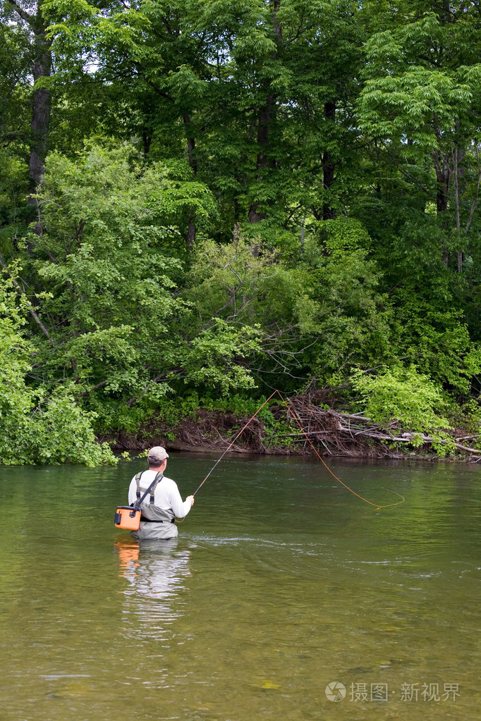 渔夫捕获的大马哈鱼