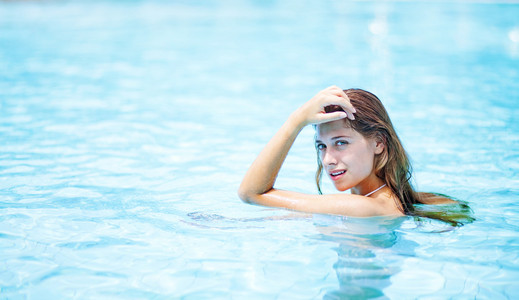 年轻女子在游泳池