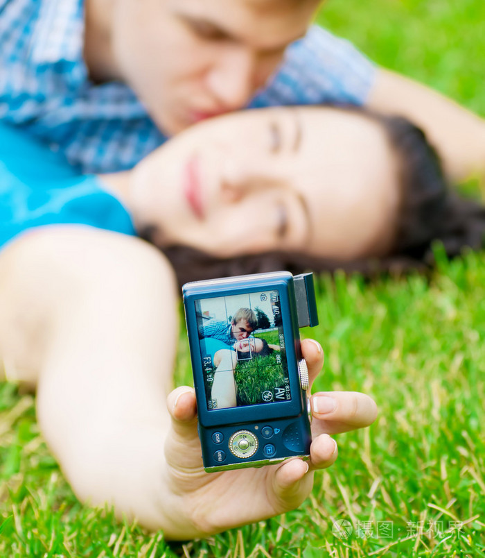 快乐的少女夫妻正在拍照