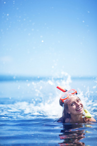 戴着浮潜设备，水体育 健康的生活方式概念在海滩上美丽的女人肖像