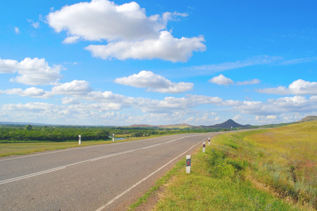 美丽的夏天风景与公路