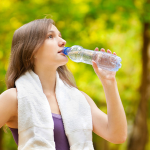 健身运动后的女人饮用水