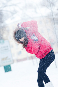 快乐的年轻女人戏剧与雪