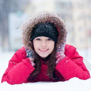 快乐的年轻女人戏剧与雪