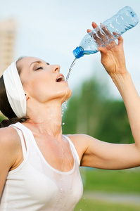 在户外体育女人喝水
