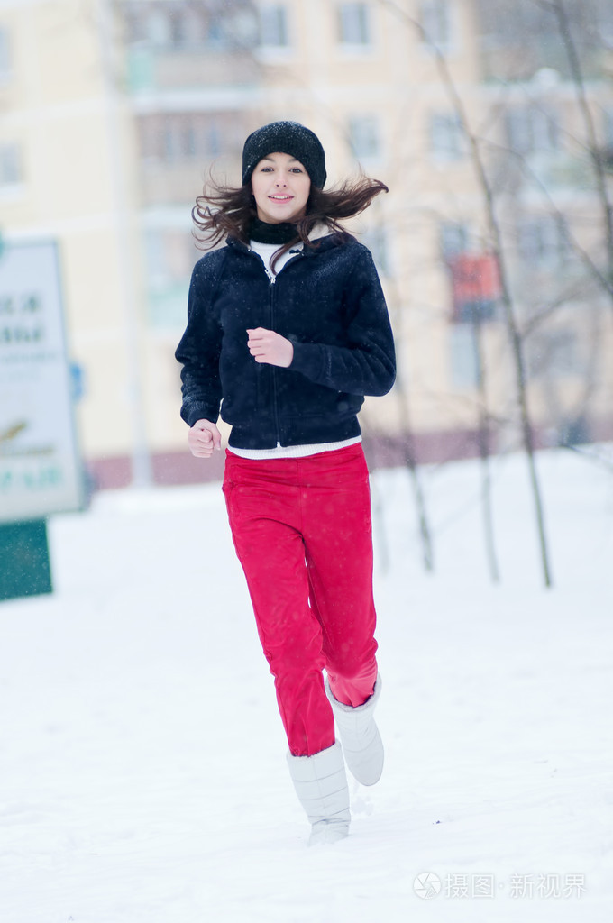 年轻的女孩,在一天的寒冷的冬天上运行