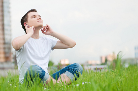 带耳机年轻有魅力的男人