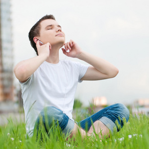 带耳机年轻有魅力的男人