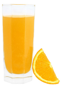 与橙汁和片的橙色玻璃