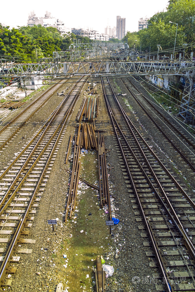 旧生锈路轨通往孟买中央火车站与备用莱照片-正版商用