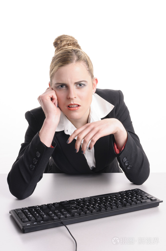 年轻女子坐在电脑前懊恼