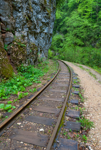 铁路在山峡谷