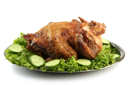与蔬菜，孤立在白色的板上美味整个烤的鸡