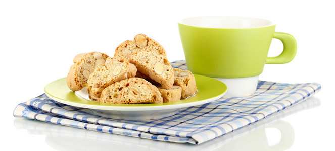 芳香饼干 cantuccini 和杯咖啡上白色隔离