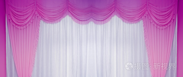 白色和紫色的窗帘，在墙上