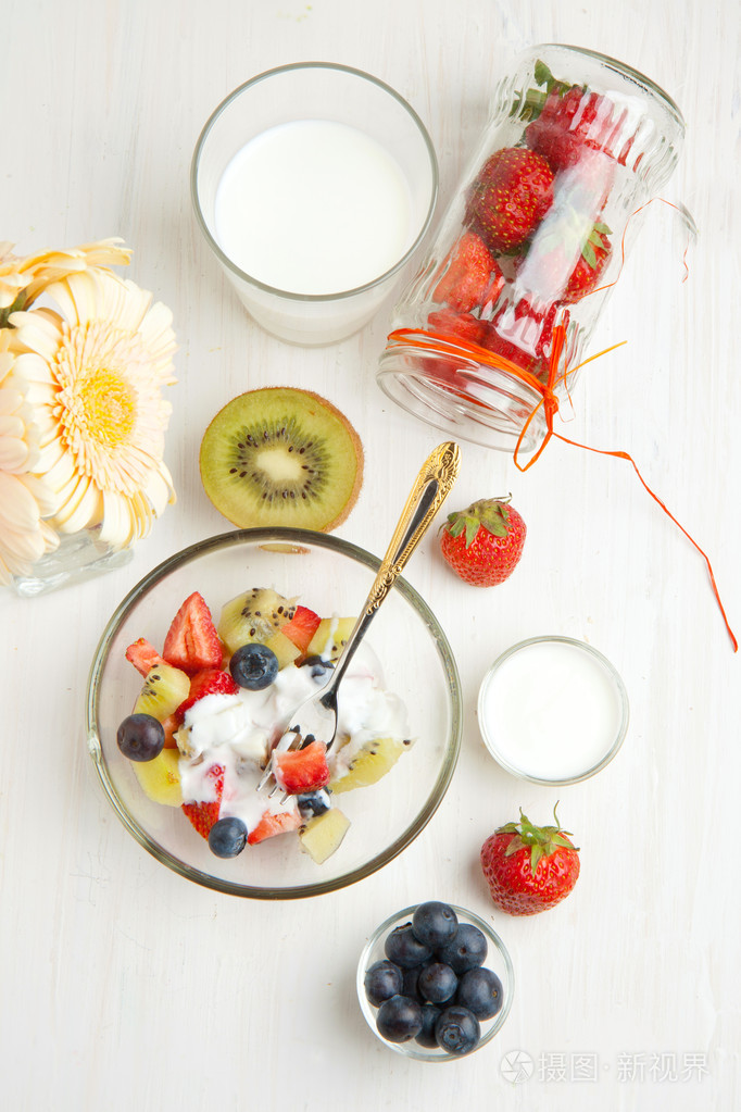 牛奶和奶油水果沙拉