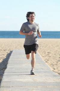 男子在一条跑道在海滩上运行