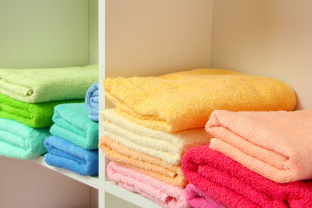 在浴室的架子上多彩毛巾