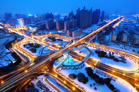 他的现代化城市高架桥夜雪