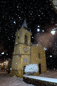 同时在冬天的夜里下雪的教会