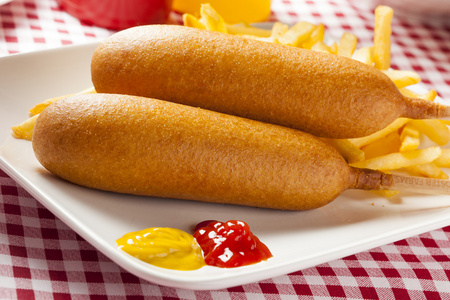 有机热狗一根棍子上照片