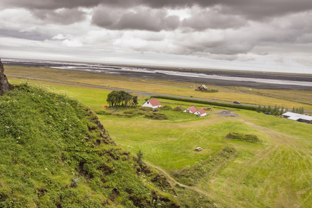 查看从 seljalandsfoss 瀑布，绿色草甸冰岛