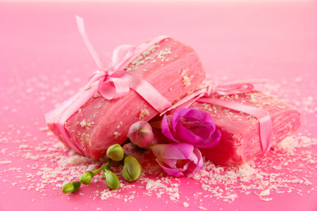 天然手工皂，粉红色的背景上