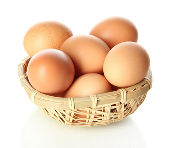 多鸡蛋在篮子上白色隔离