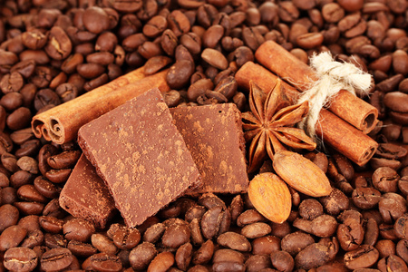 切碎的巧克力与可可 香料 咖啡豆背景上