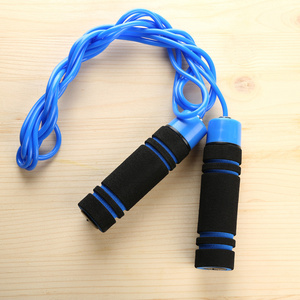 跳绳，木制背景上的蓝色