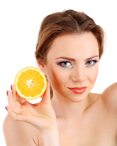 美丽的年轻女子用明亮的化妆品，持有橙，孤立在白色