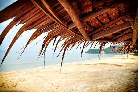 亚洲茅草屋顶在海滩