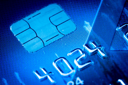 信用卡芯片在蓝色
